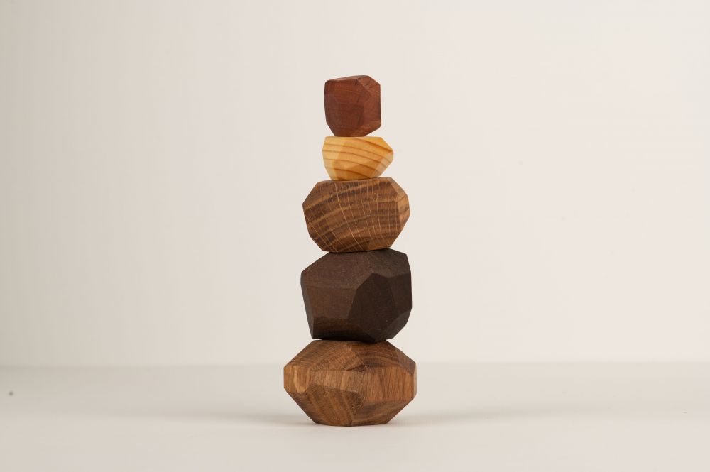 Juego de piedras de equilibrio de madera